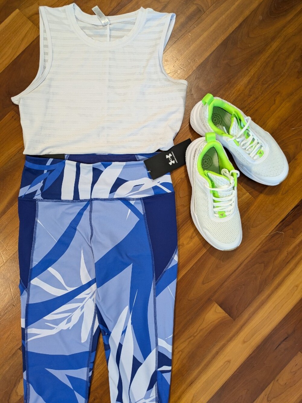 NWT Under Armour Blue Geometric Pattern Leggings